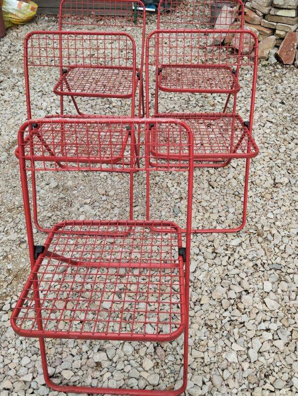Set of 5 vintage red metal mesh folding chairs, Ted Net style.
