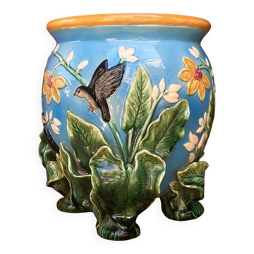 Cache-pot – English barbotine with floral and bird motifs in the style of George Jones.