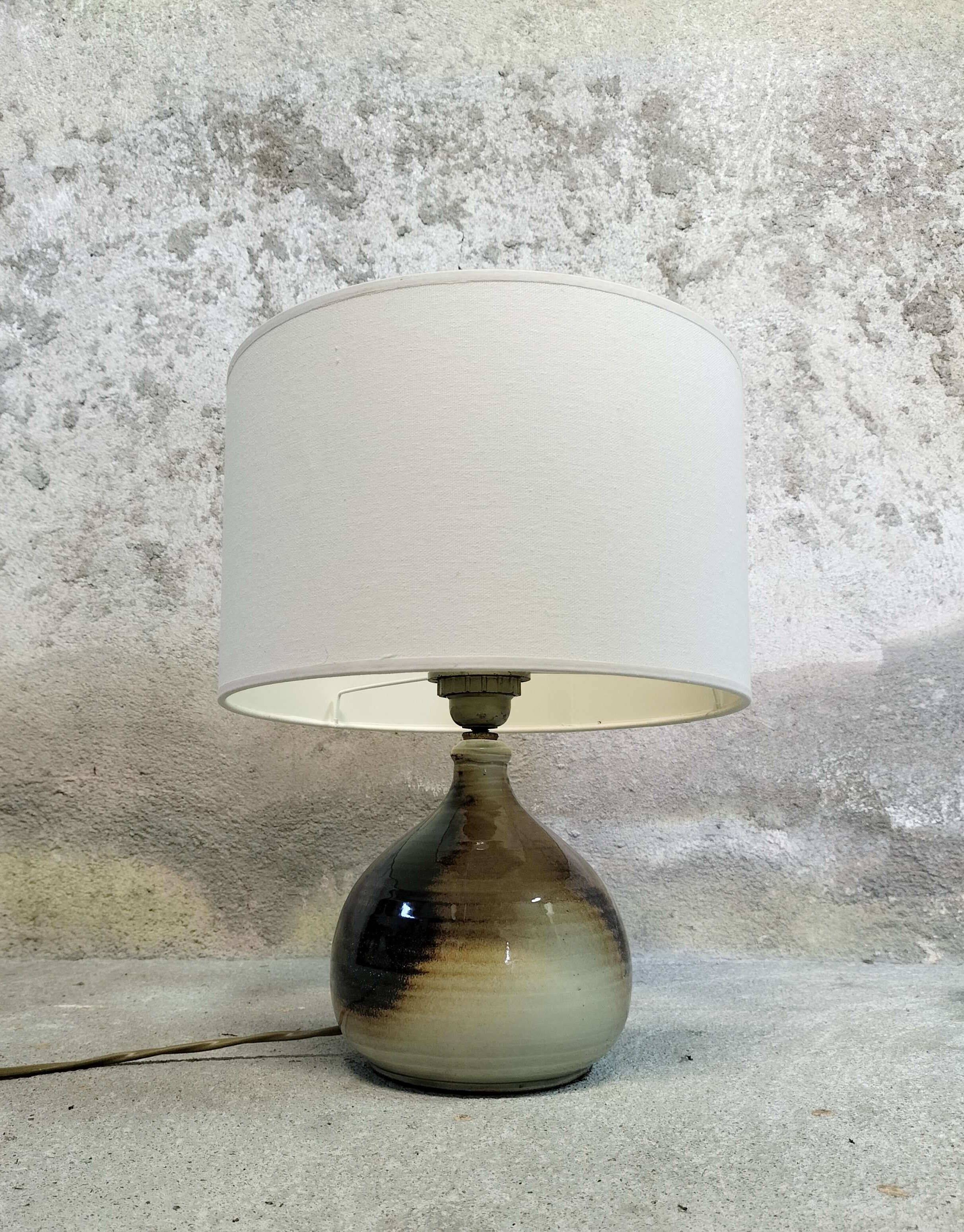 Ceramic table lamp.