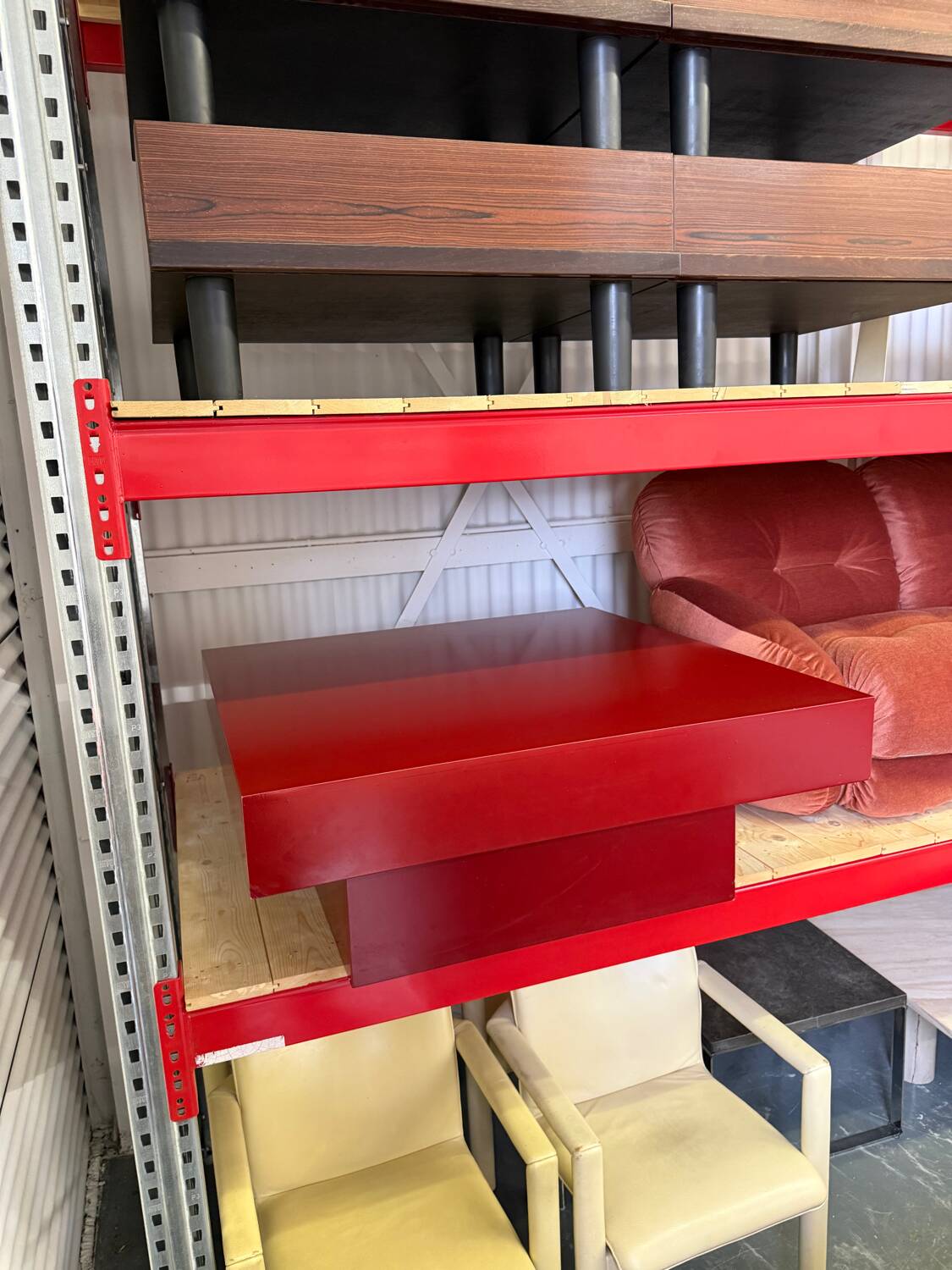 Table basse italienne rouge du milieu du siècle avec plateau en verre
