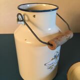 Enamelled milk jar retro style ecru color with "goose" patterns. Wooden handle.