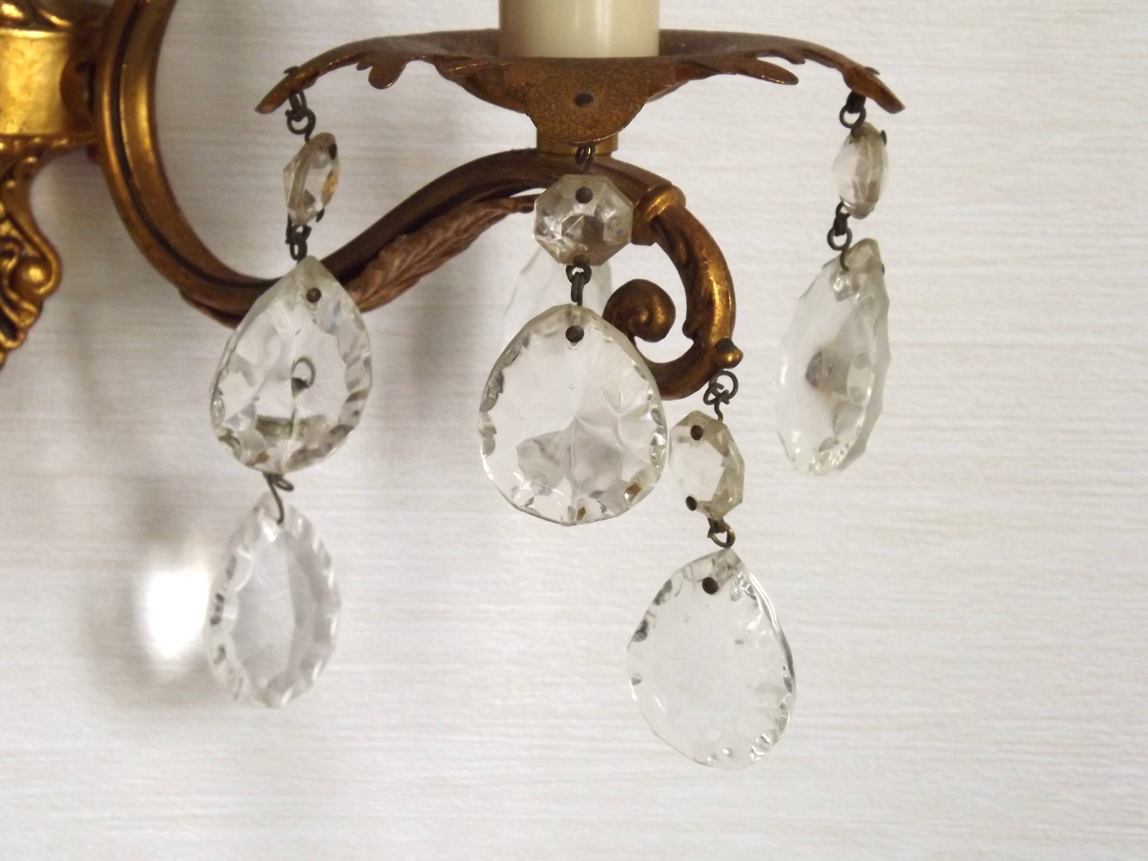 Paire de appliques murales en bronze traditionnel français avec des gouttes en cristal