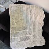 Jetée de lit vintage au crochet ancien blanc cassé