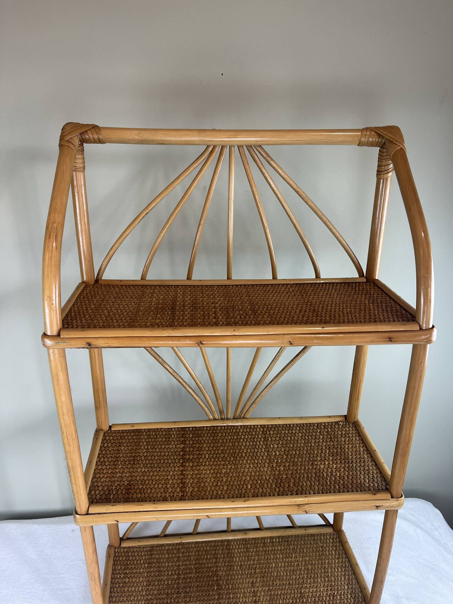 Étagère en rotin vintage 