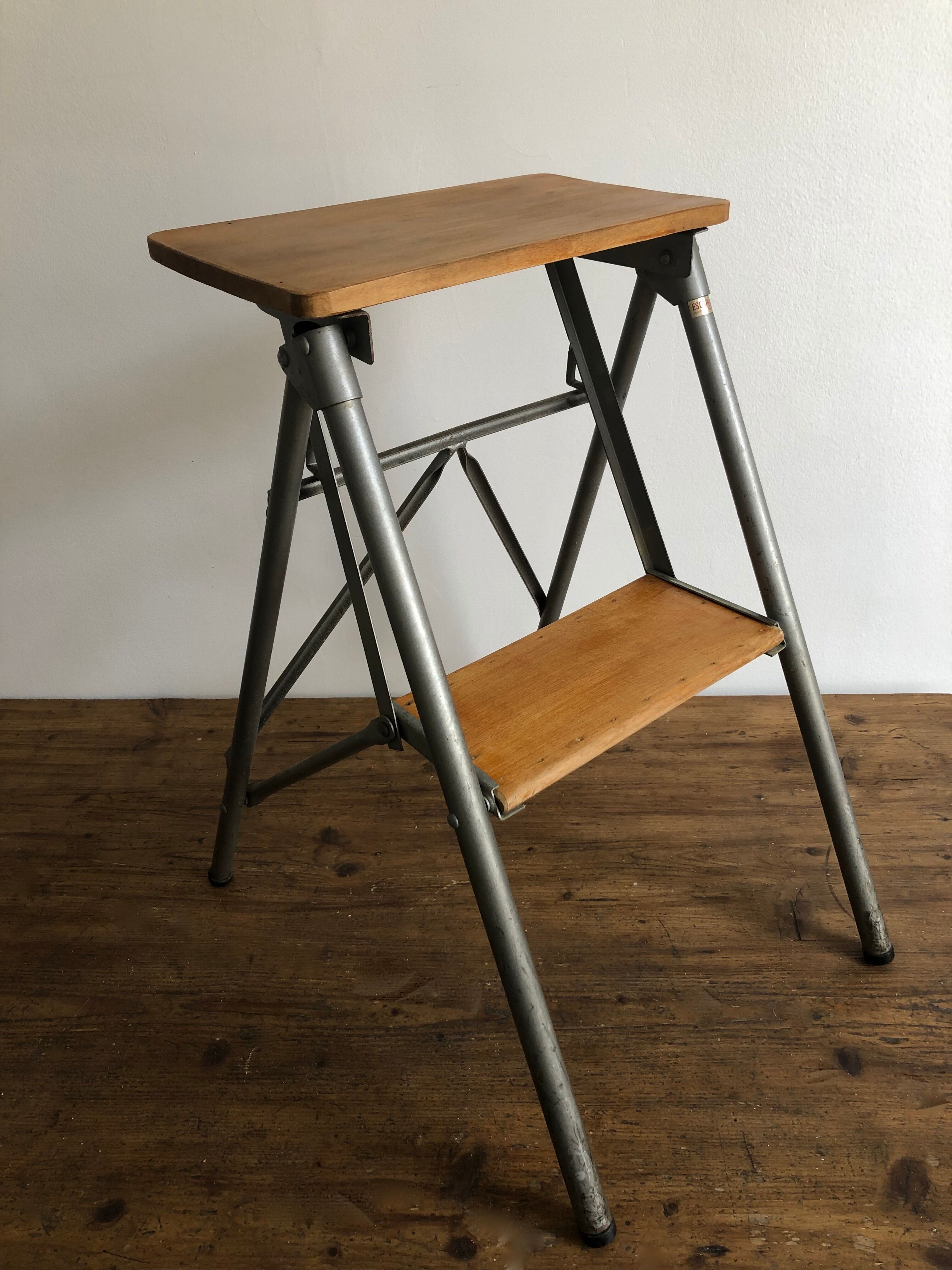 Stepladder, folding step