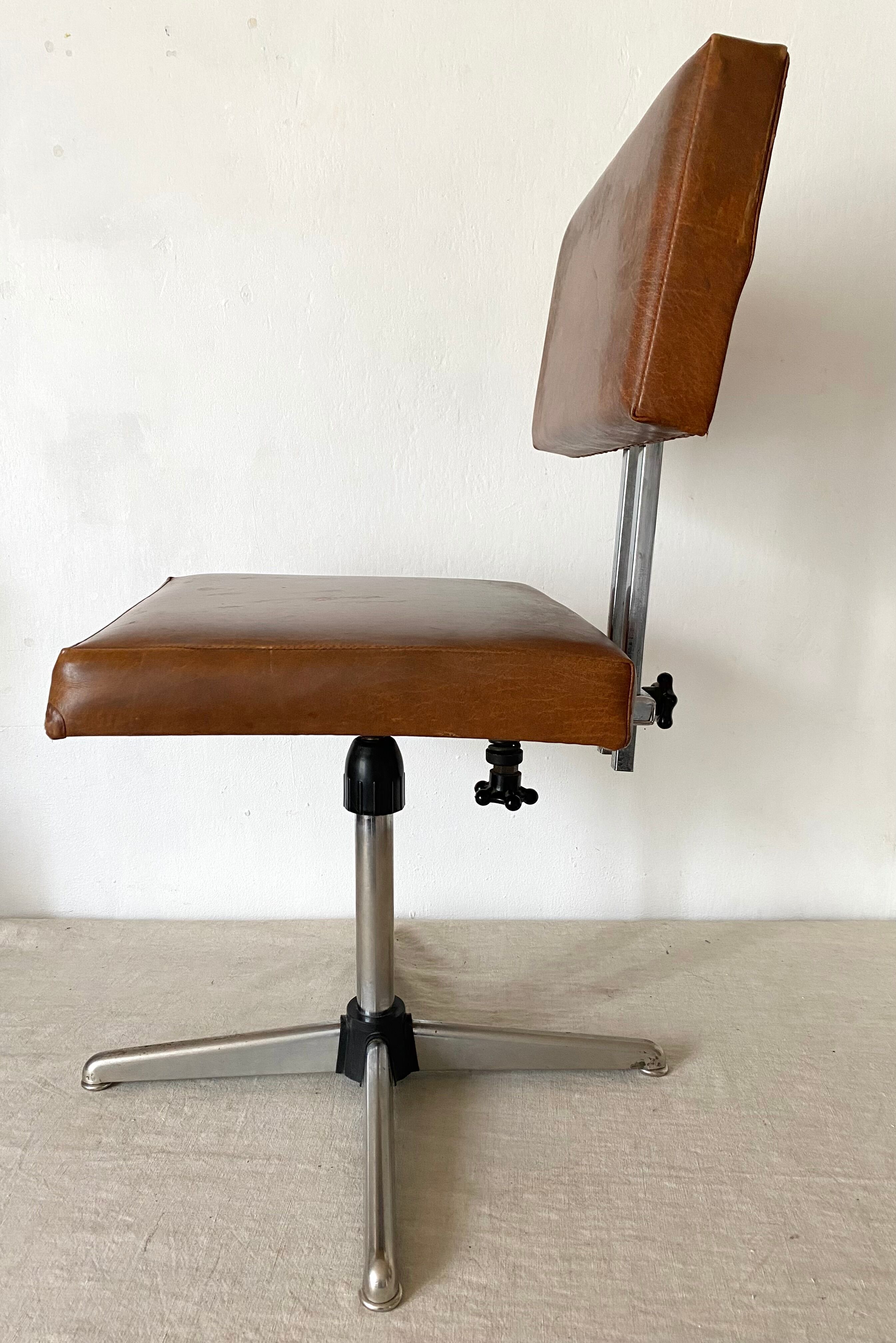 Vintage industrial office chair in skaï