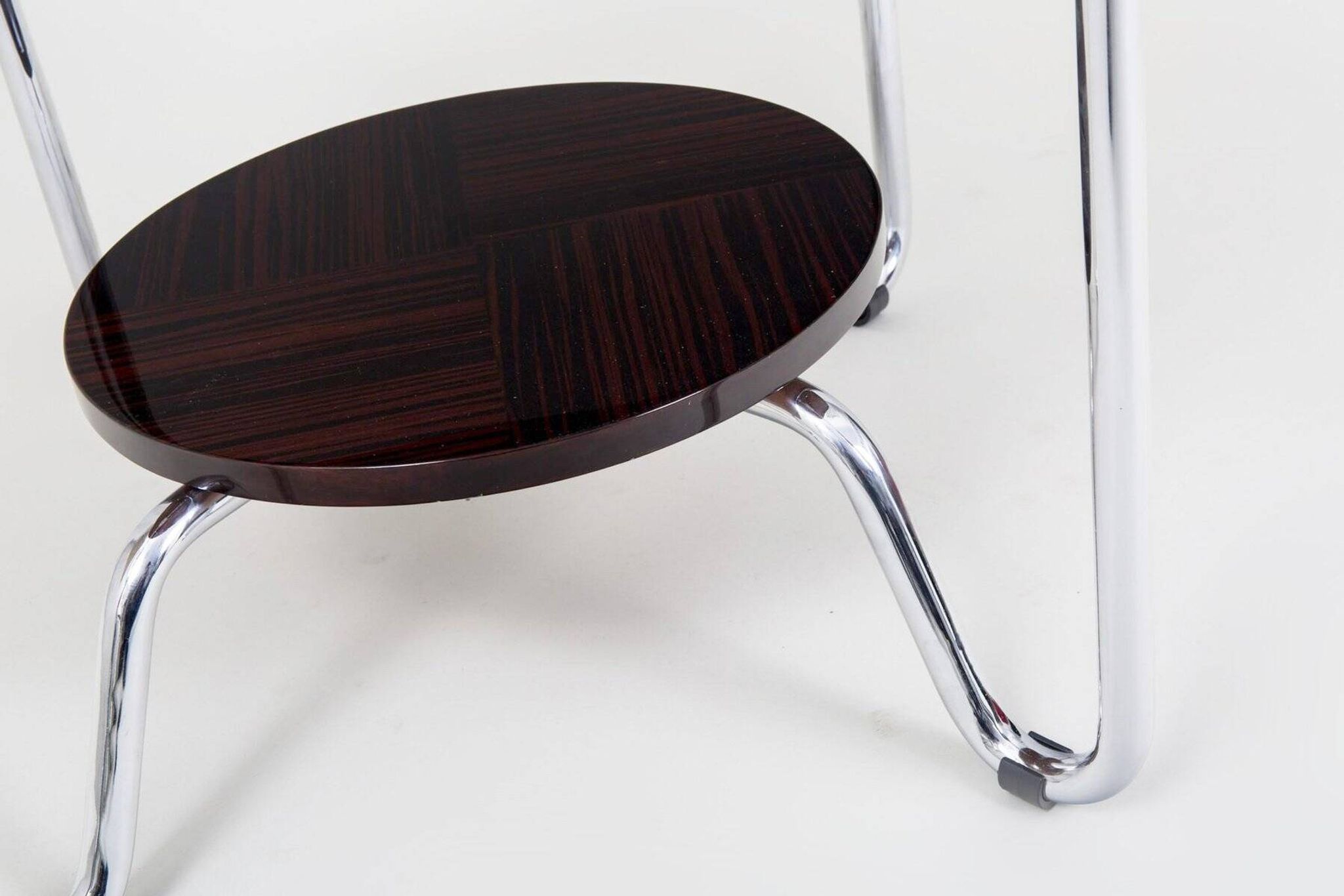 Table basse Bauhaus en chrome et Macassar de Kovona, années 1950.