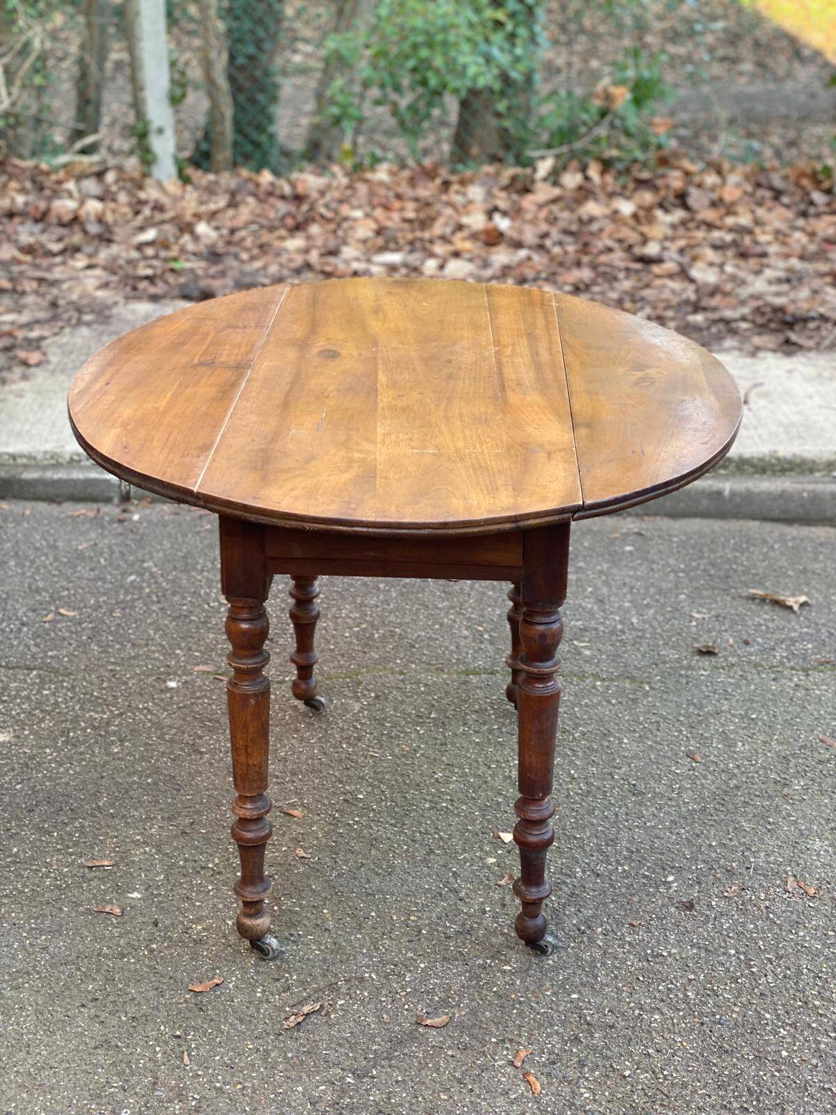 Oval extendable table with leaves Louis Philippe in solid wood, 19th century, with drawer.