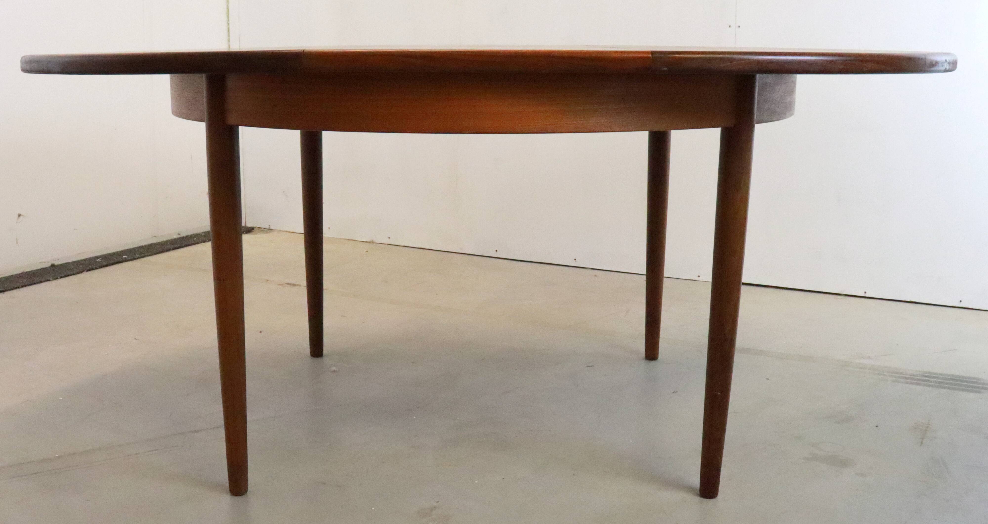Round G-Plan vintage dining table extendable 'Prestwich'