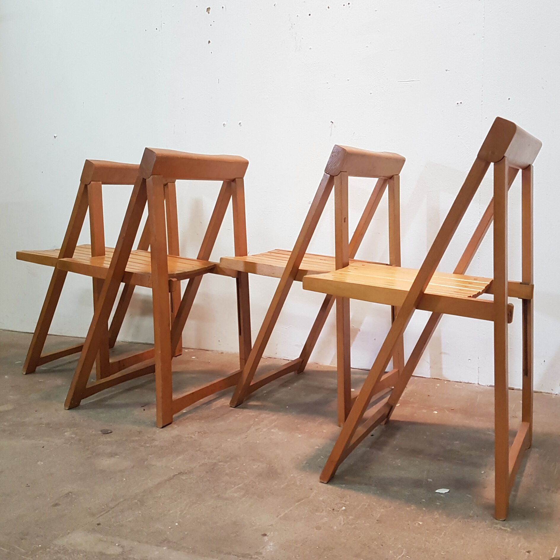 Set of 4 folding chairs