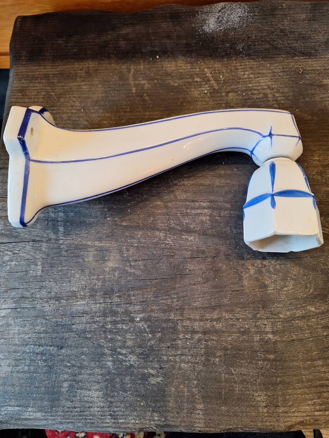 Porcelain wall light with blue decor