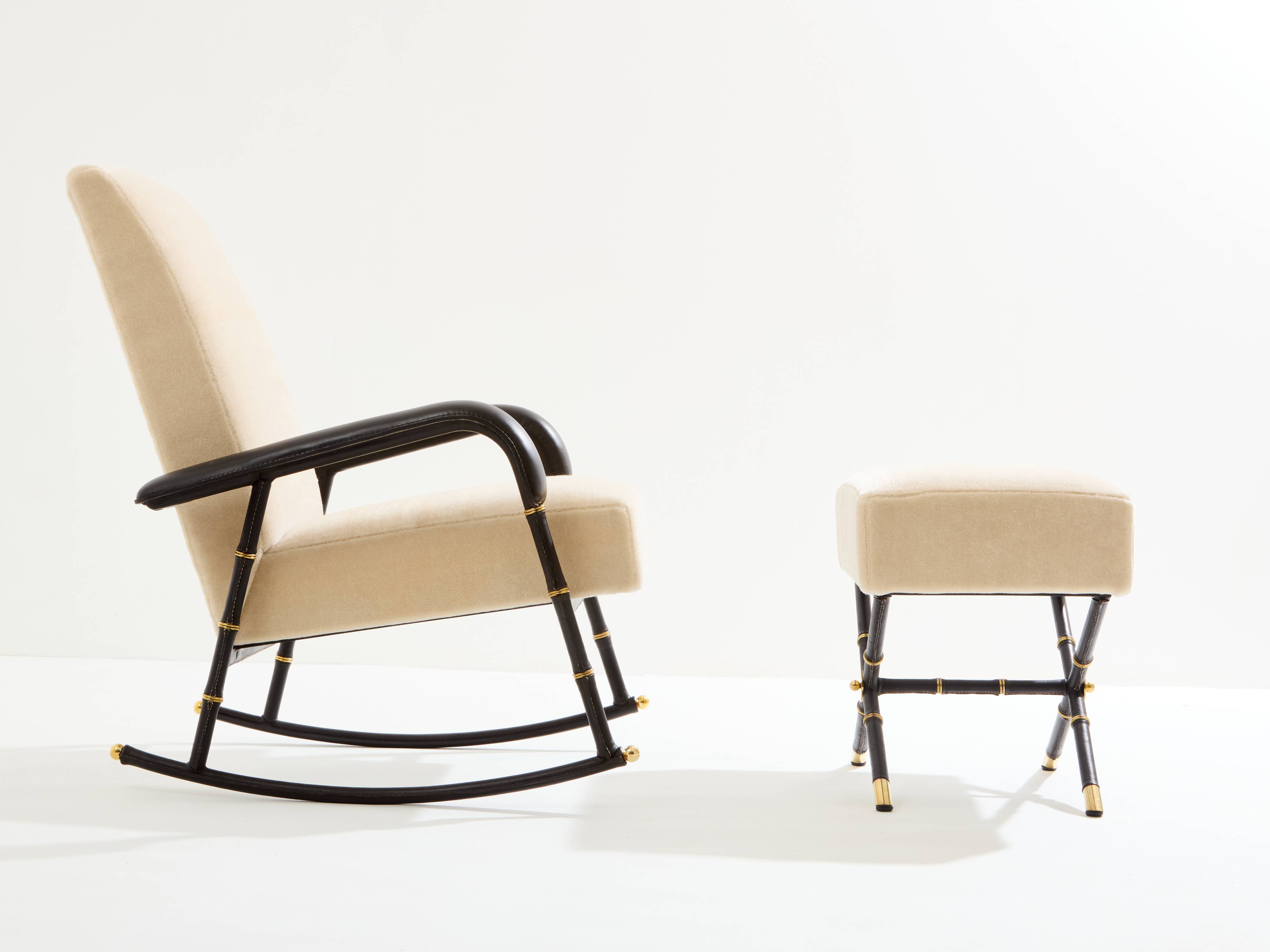 Jacques Adnet Fauteuil à bascule et ottoman cuir et velours de mohair 1950