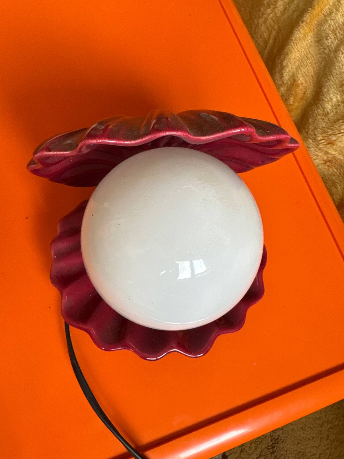 Burgundy ceramic shell lamp