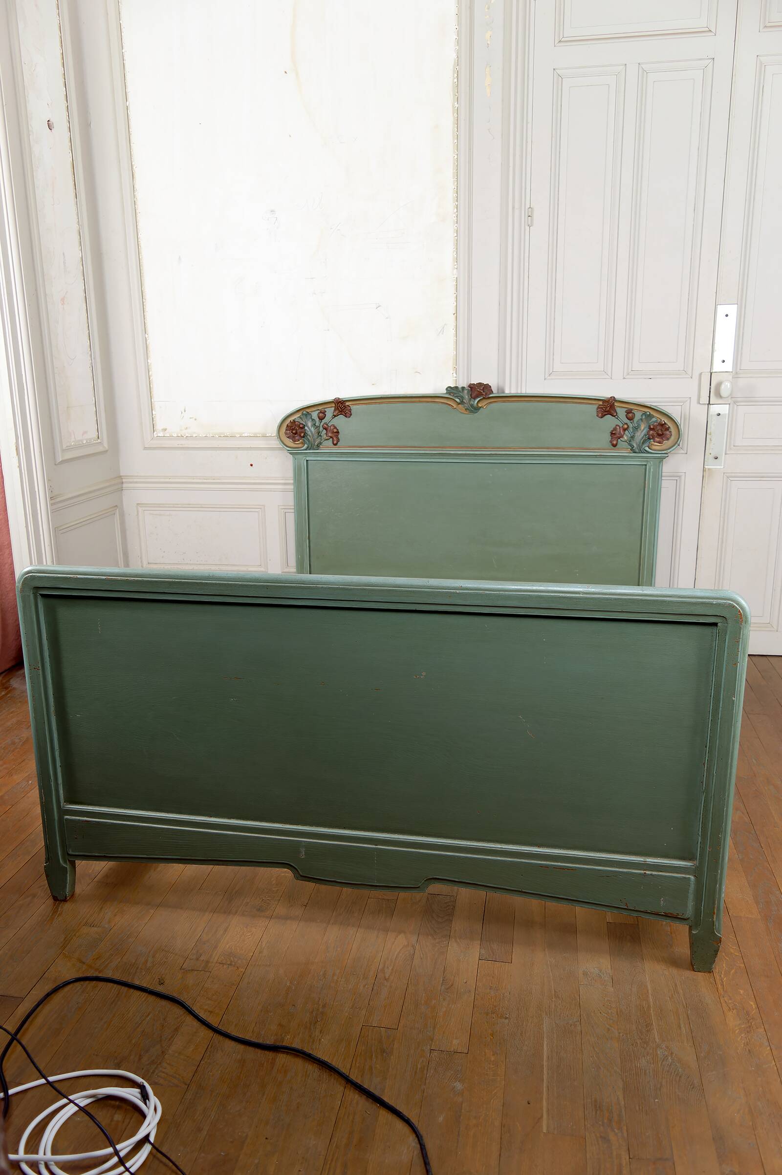 Art Nouveau bed in carved and painted wood, Poppies, Circa 1900