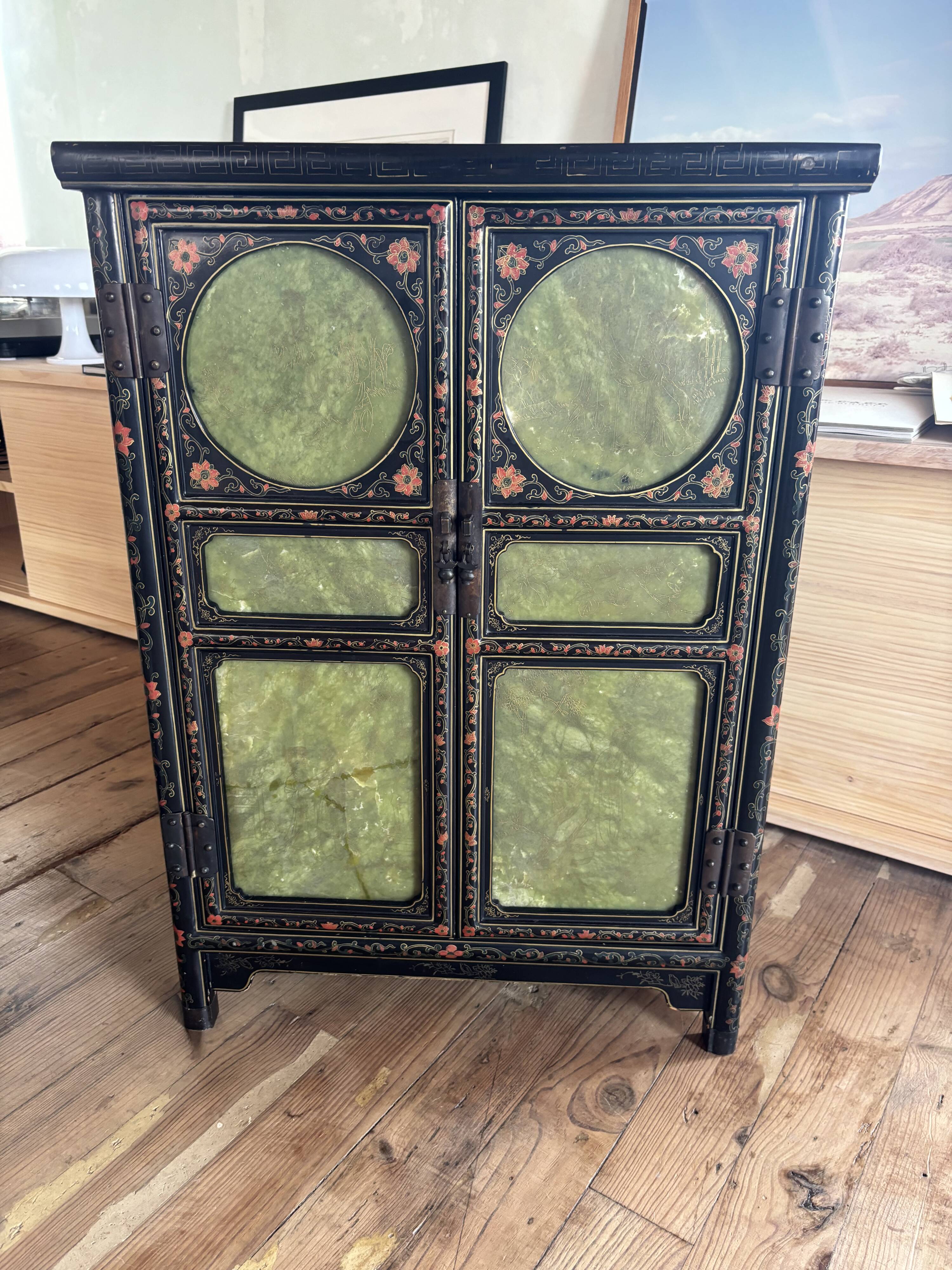 Small Chinese cabinet in black lacquer.
