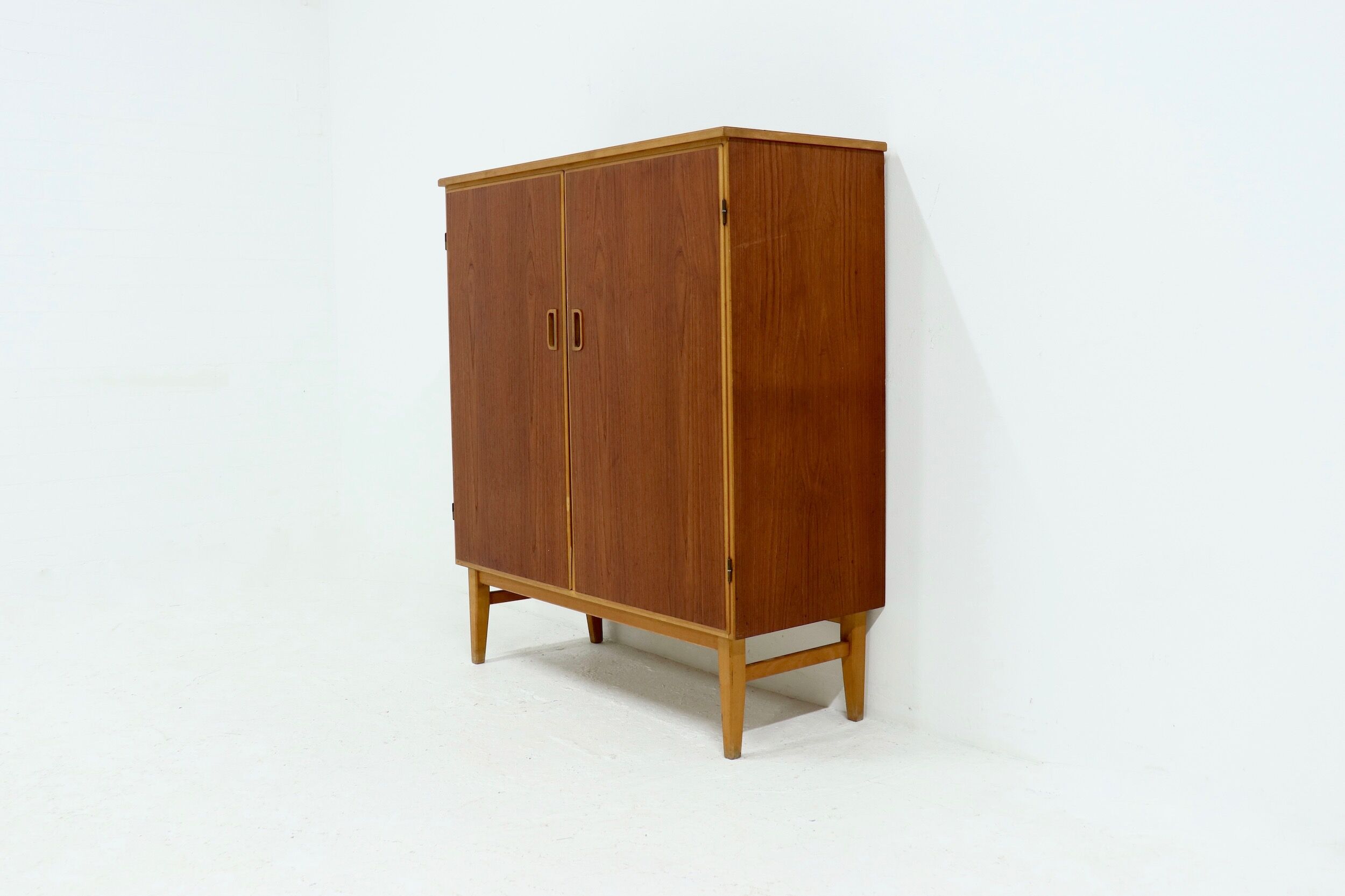 Armoire scandinave bicolore en teck et bouleau avec tiroirs des années 1960