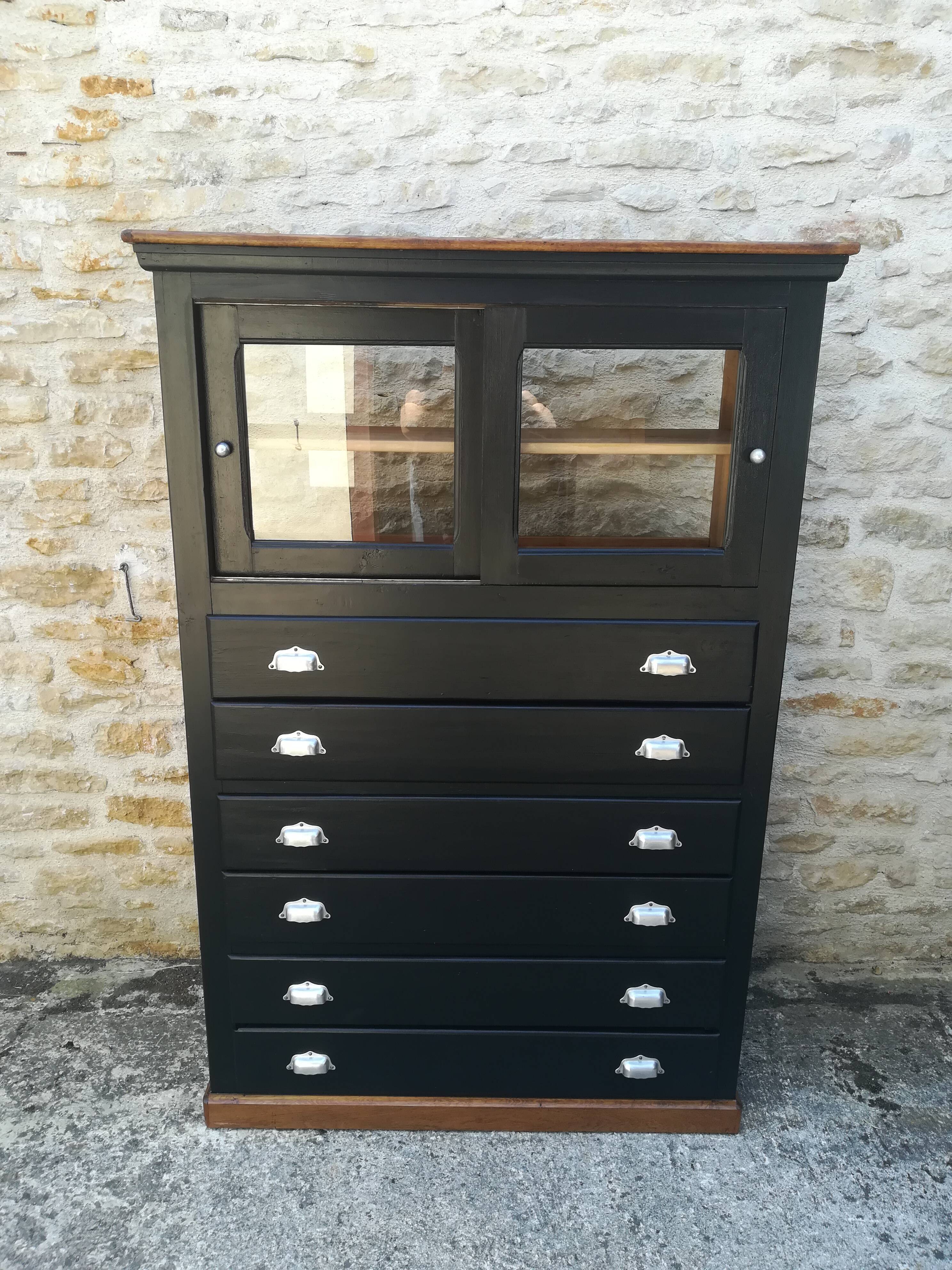 Meuble de métier a tiroirs et portes coulissante