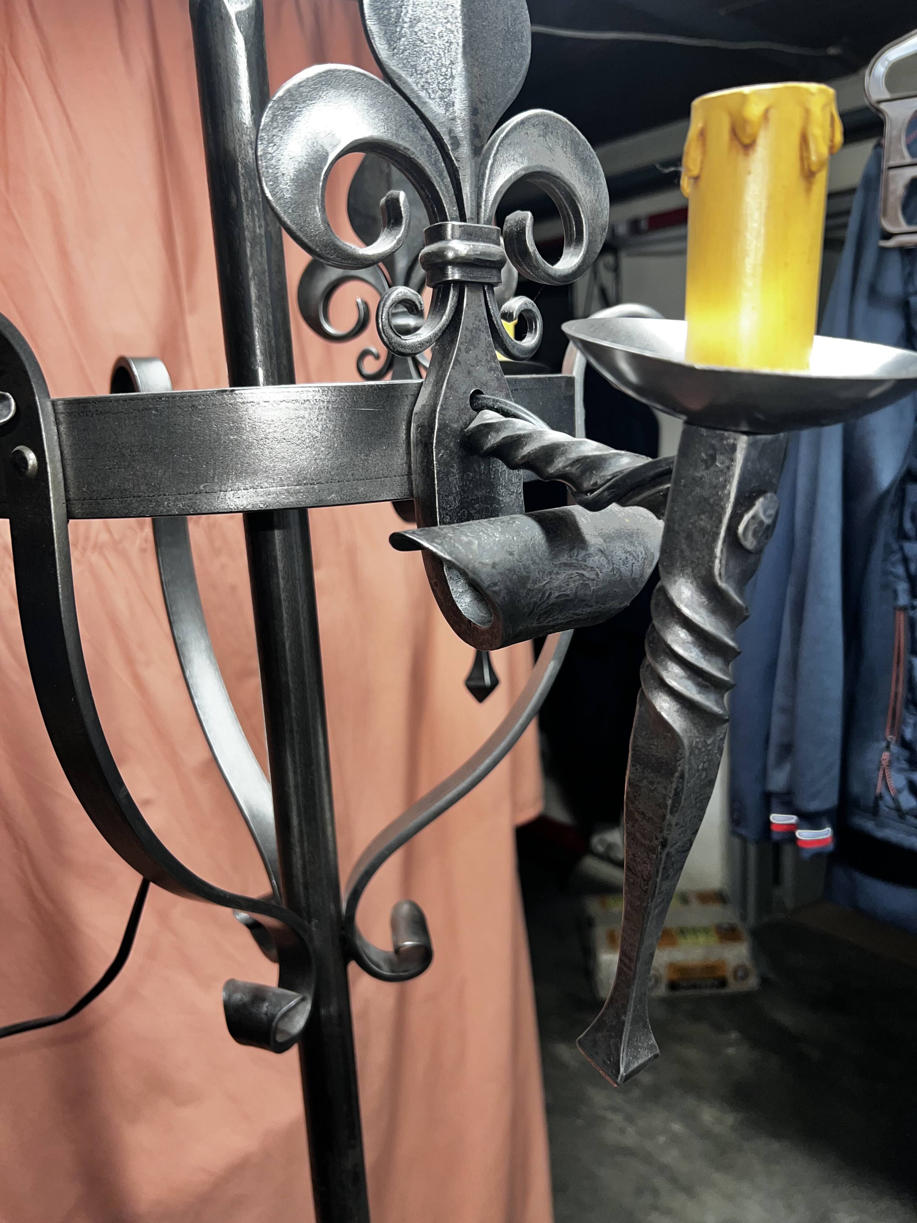 Lampadaire, de style médiéval, en fer fogé