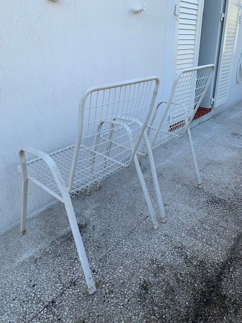 Lot of two metal chairs