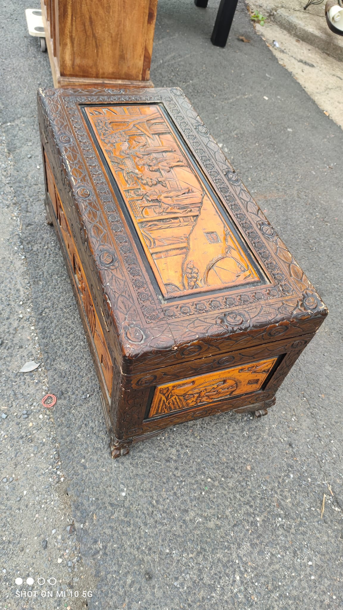 Coffre sculpté Asie vers 1960