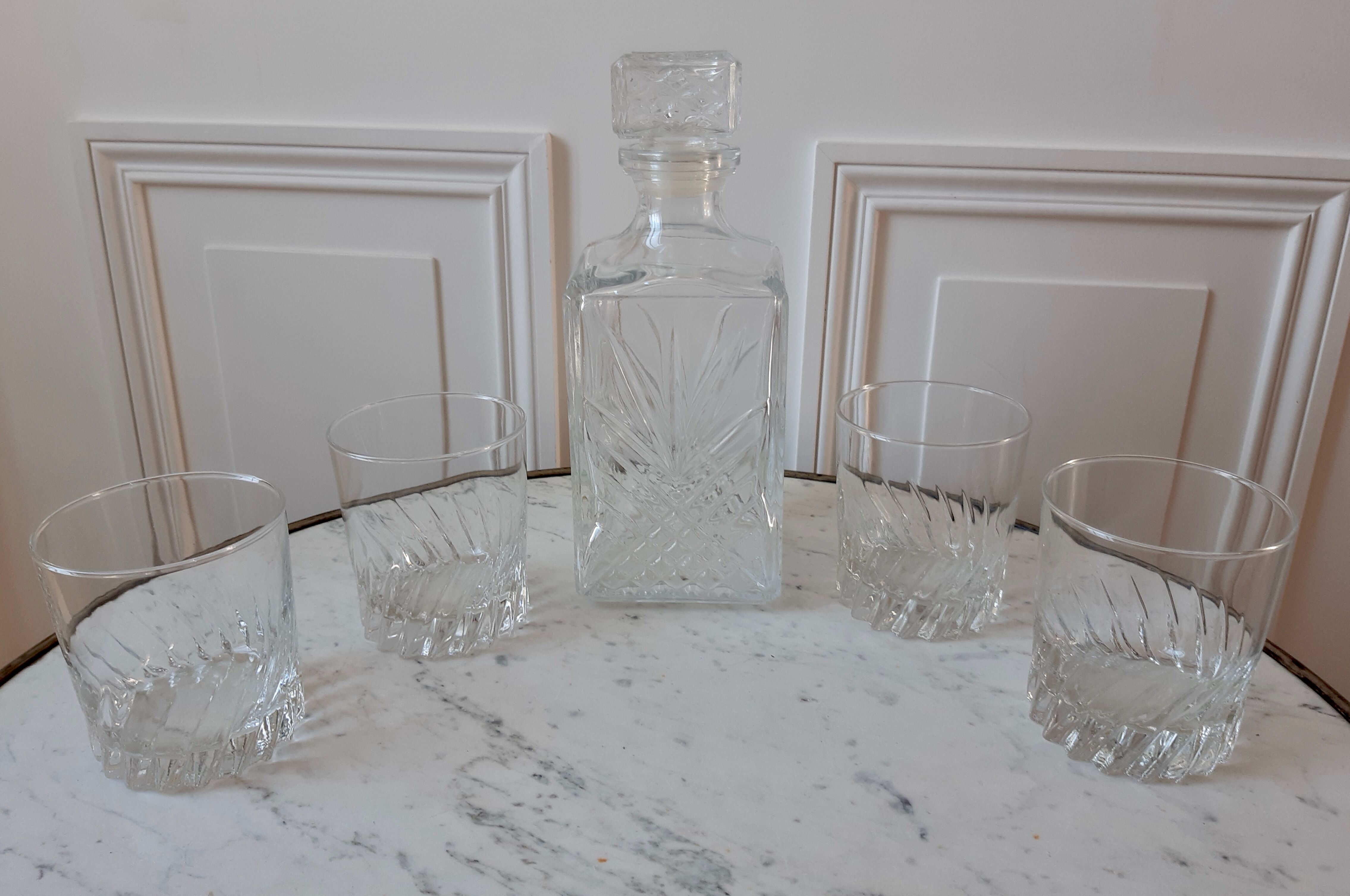 Lot of carafe and its 4 whiskey glasses