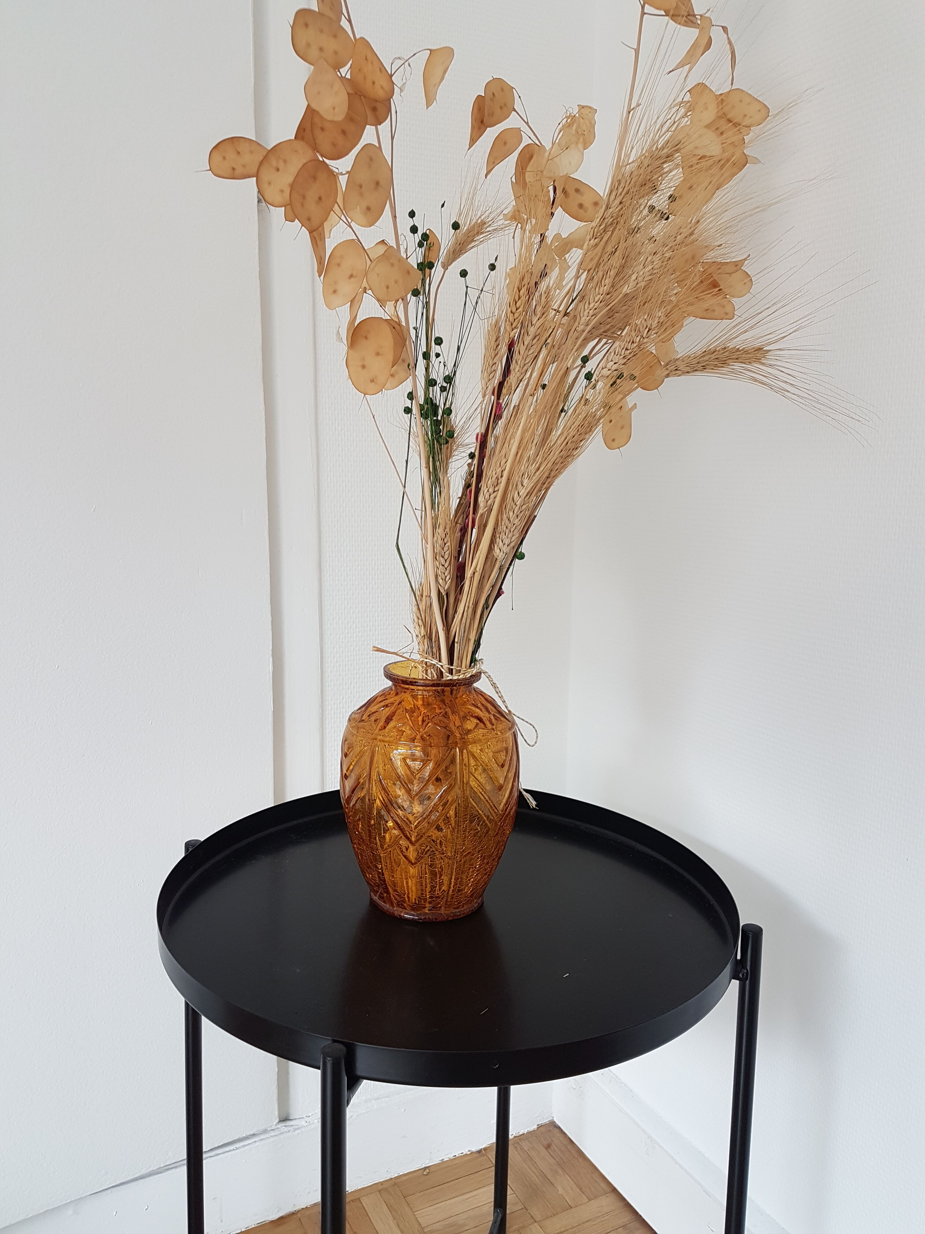 Caramel-colored cracked glass vase