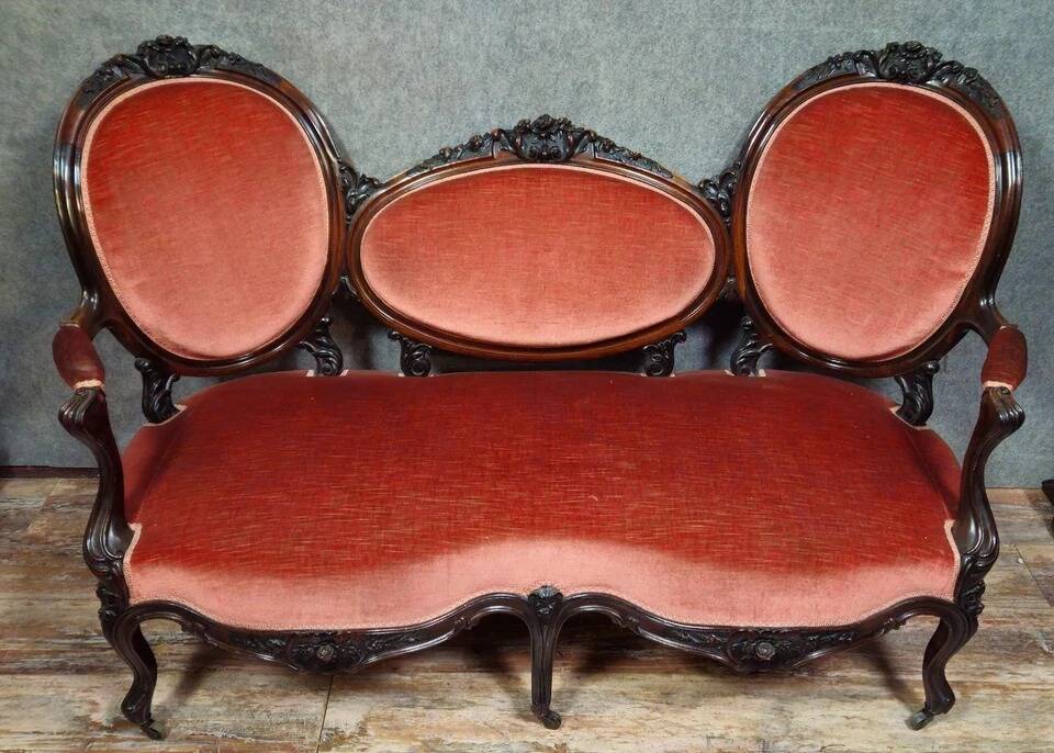 Very large Louis XV style mahogany banquette with medallions from the 19th century.