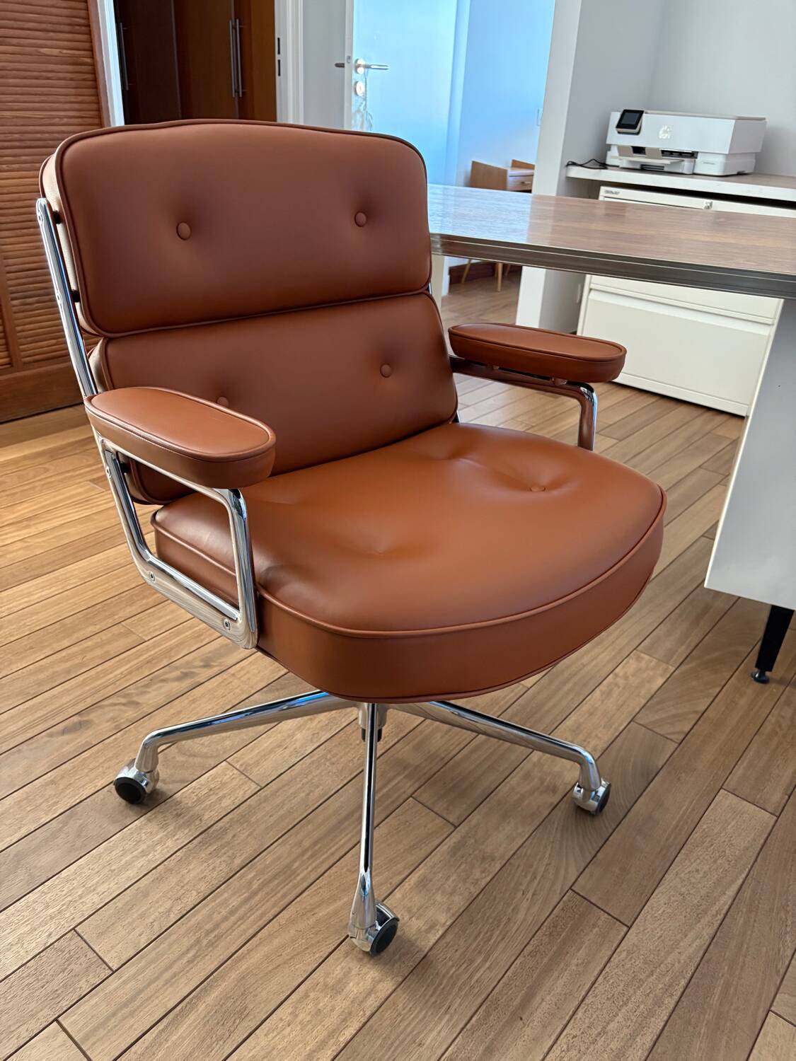 Fauteuil de bureau en cuir Lobby chair ES104 Eames Vitra