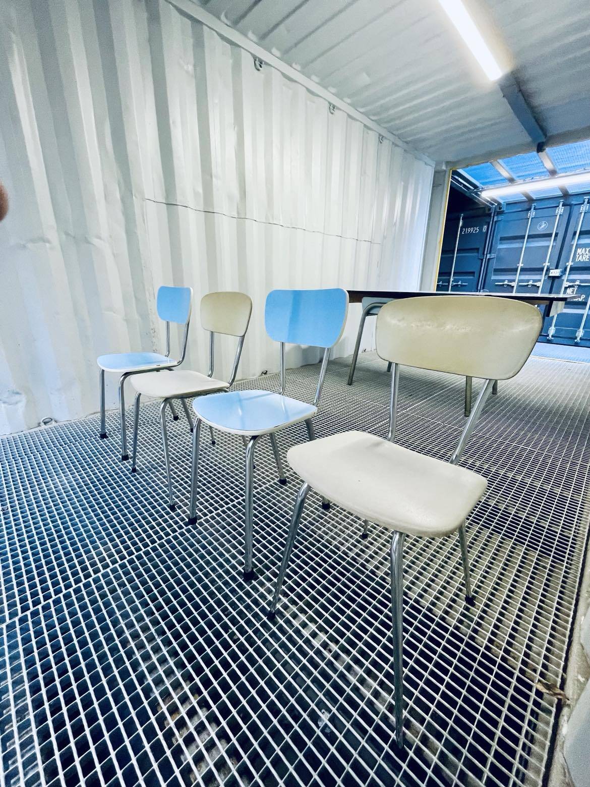 Blue vintage formica table - 4 chairs - extensions