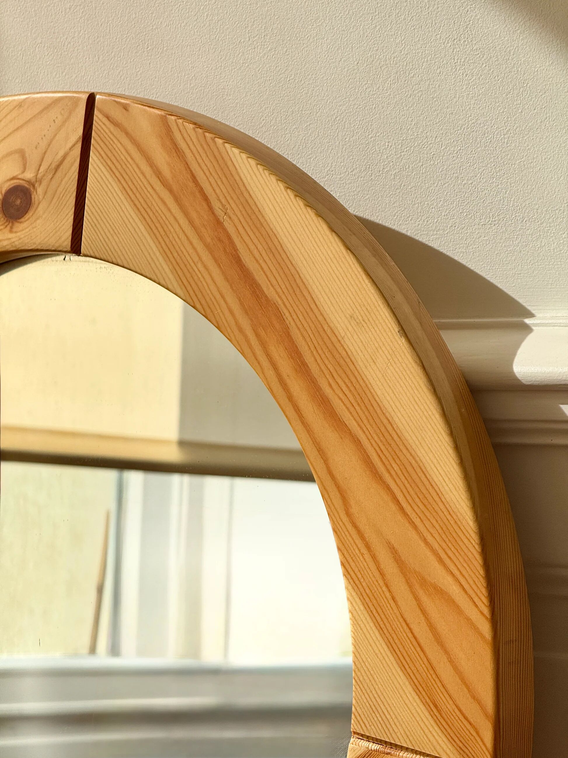 Round mirror in raw wood