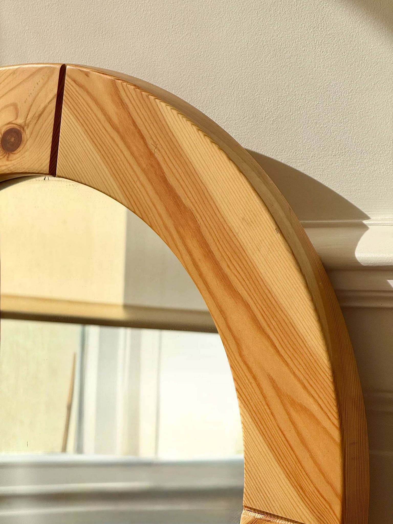 Round mirror in raw wood