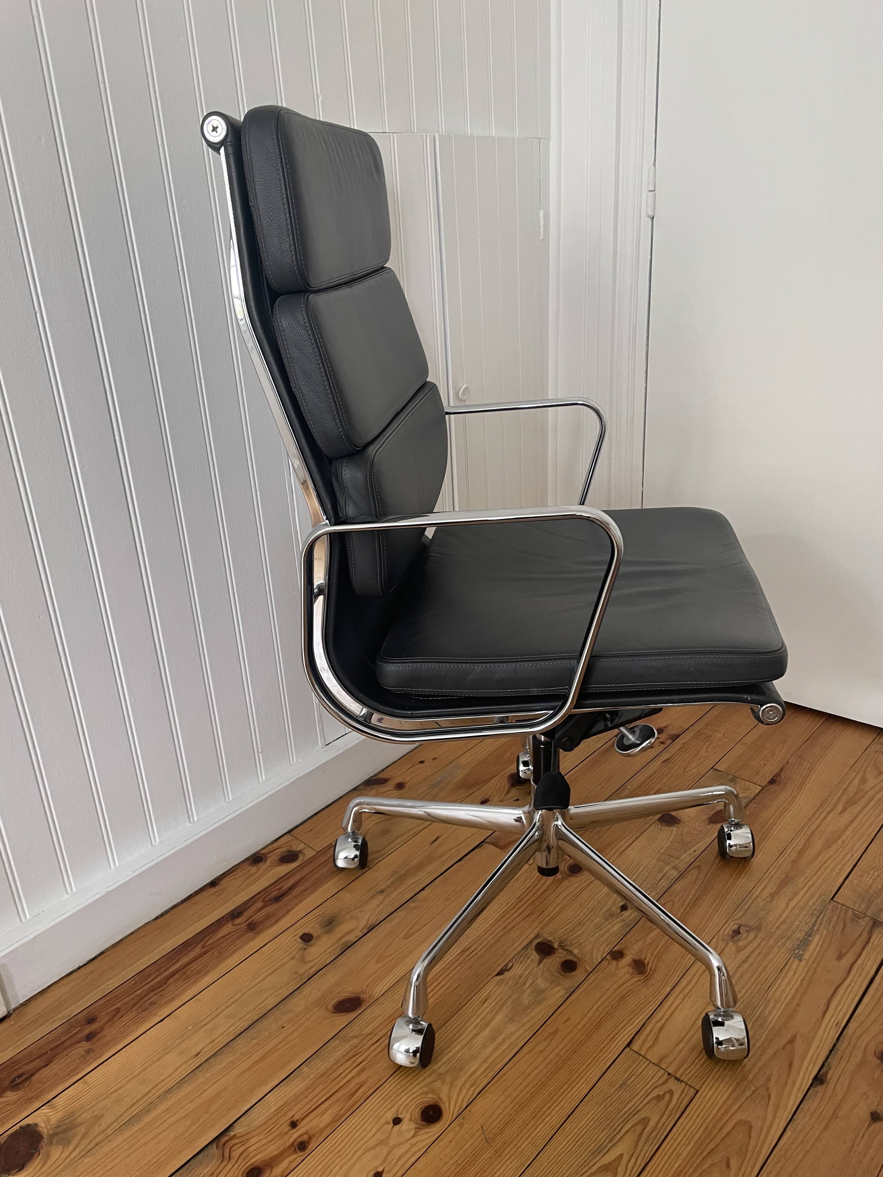 Fauteuil de bureau ea 219 soft pad eames chair by vitra