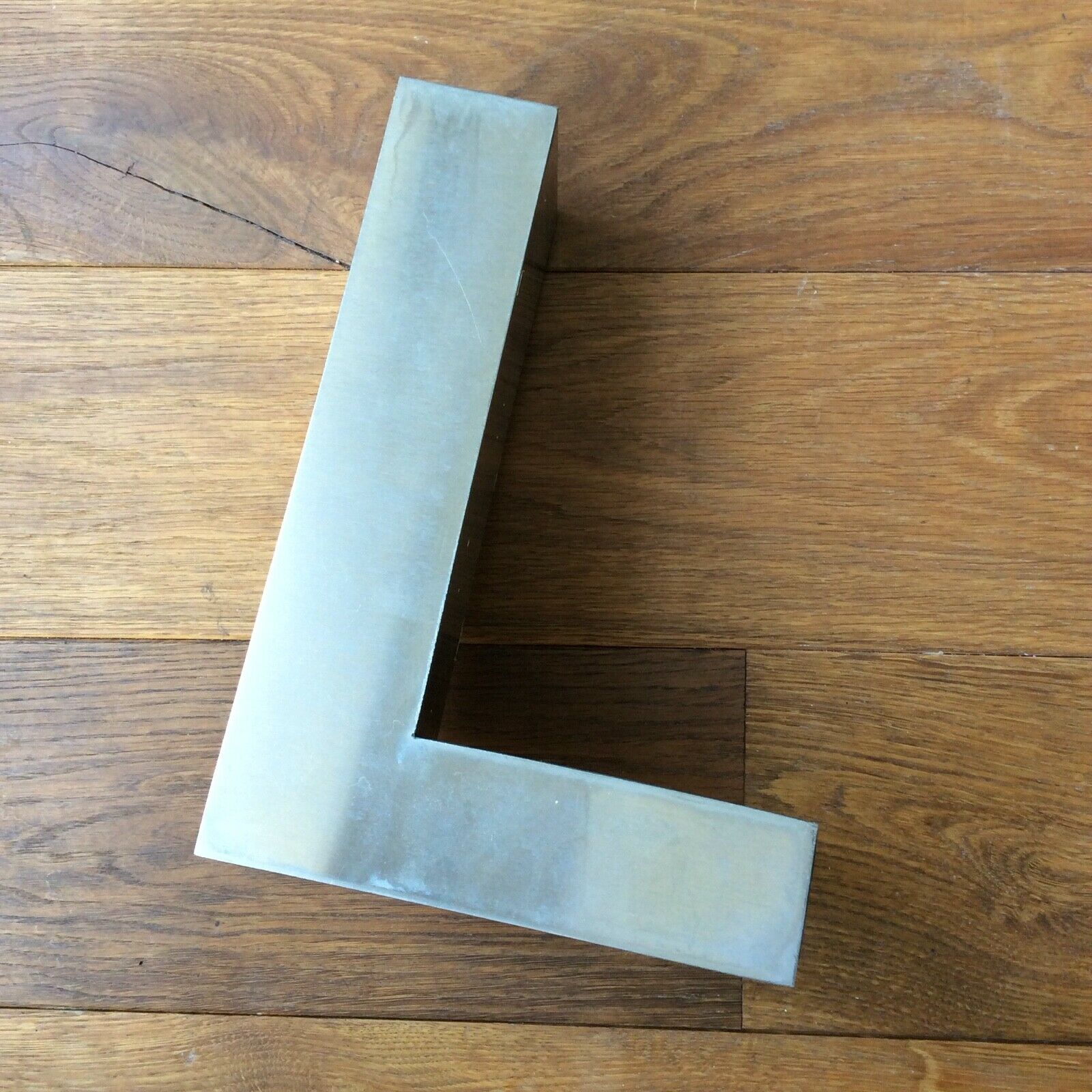 Lettre enseigne en alu chromé lettre t 20 x 25 x 7 cm sans les pattes de fixation 0,820 kg vintage