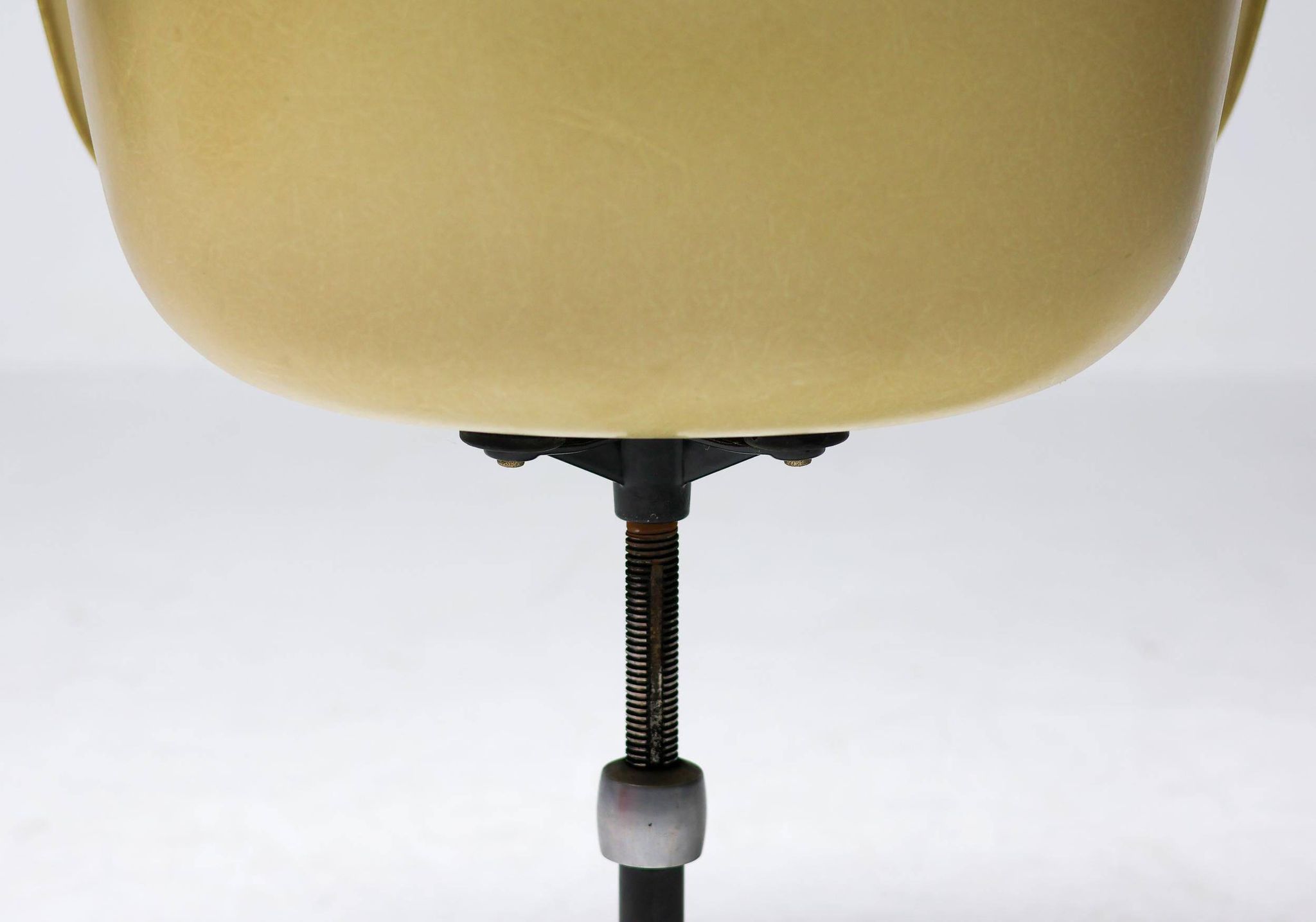 Chair based on the contract by Charles and Ray Eames for Herman Miller.