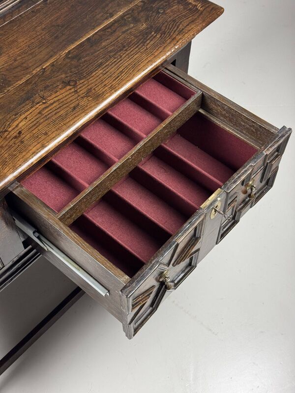 Commode anglaise du XVIIe siècle