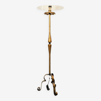 Travail français des années 30 Lampadaire en fer forgé décoré à la feuille d'or H. 160 cm