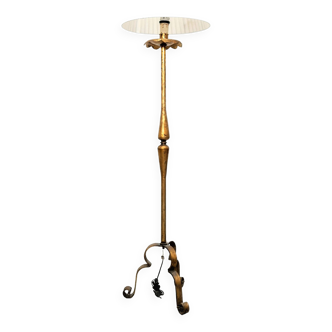 Travail français des années 30 Lampadaire en fer forgé décoré à la feuille d'or H. 160 cm