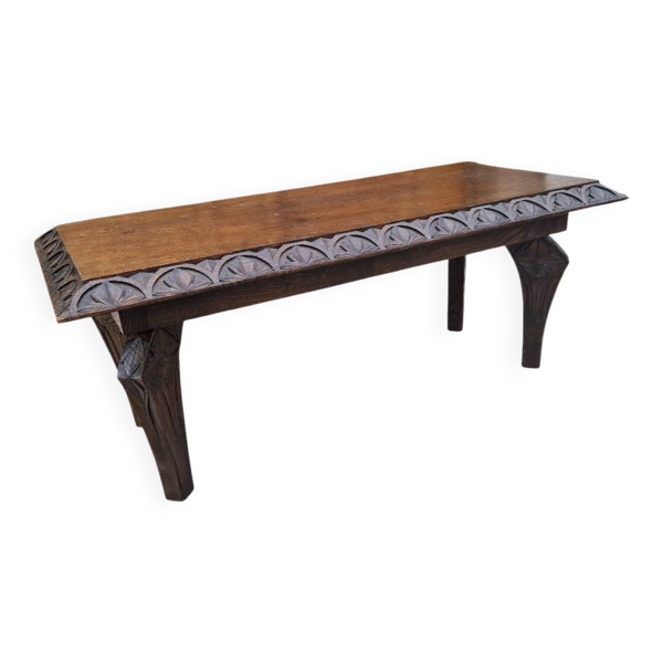 Table basse brutaliste en chêne sculté