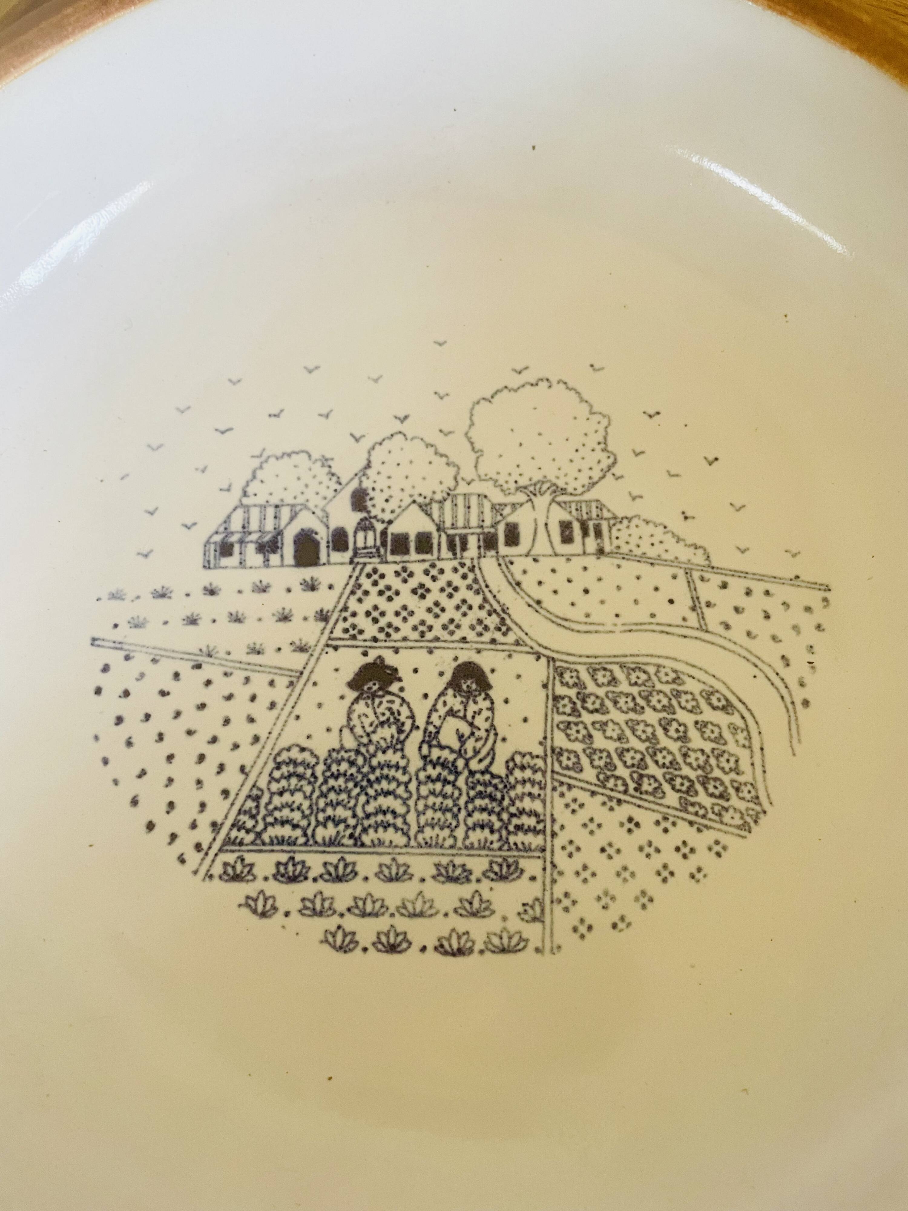 Assiette en grès et émail estampillée