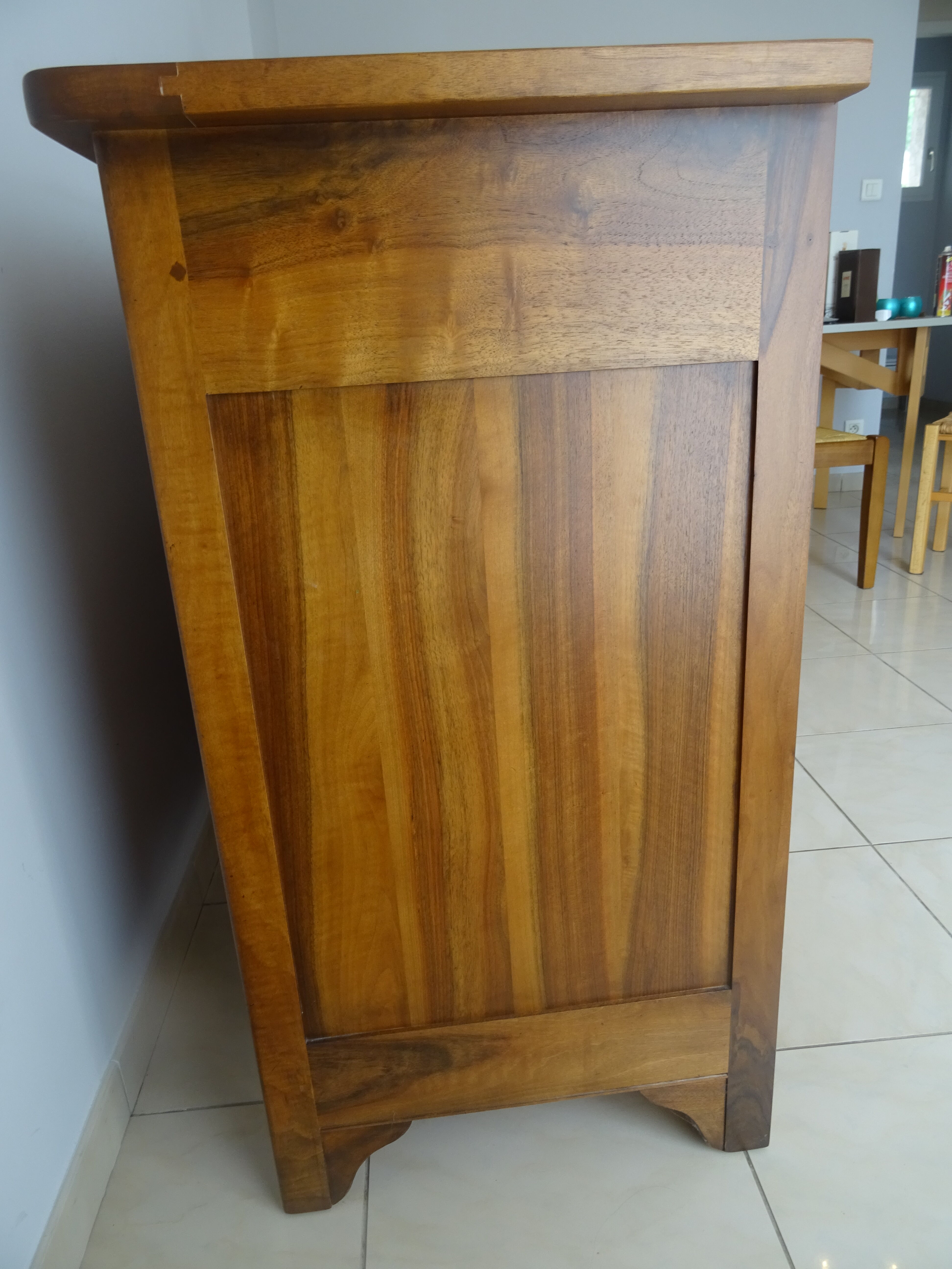 Very much in solid walnut, 3 doors.