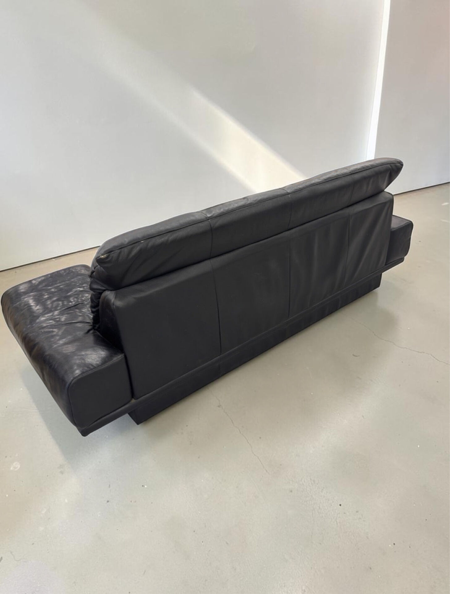 Vintage 3-seater sofa in black leather Rolf Benz RB 3400, 1980s.