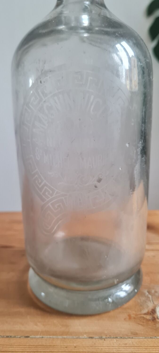 Bouteille ancienne en verre soufflé