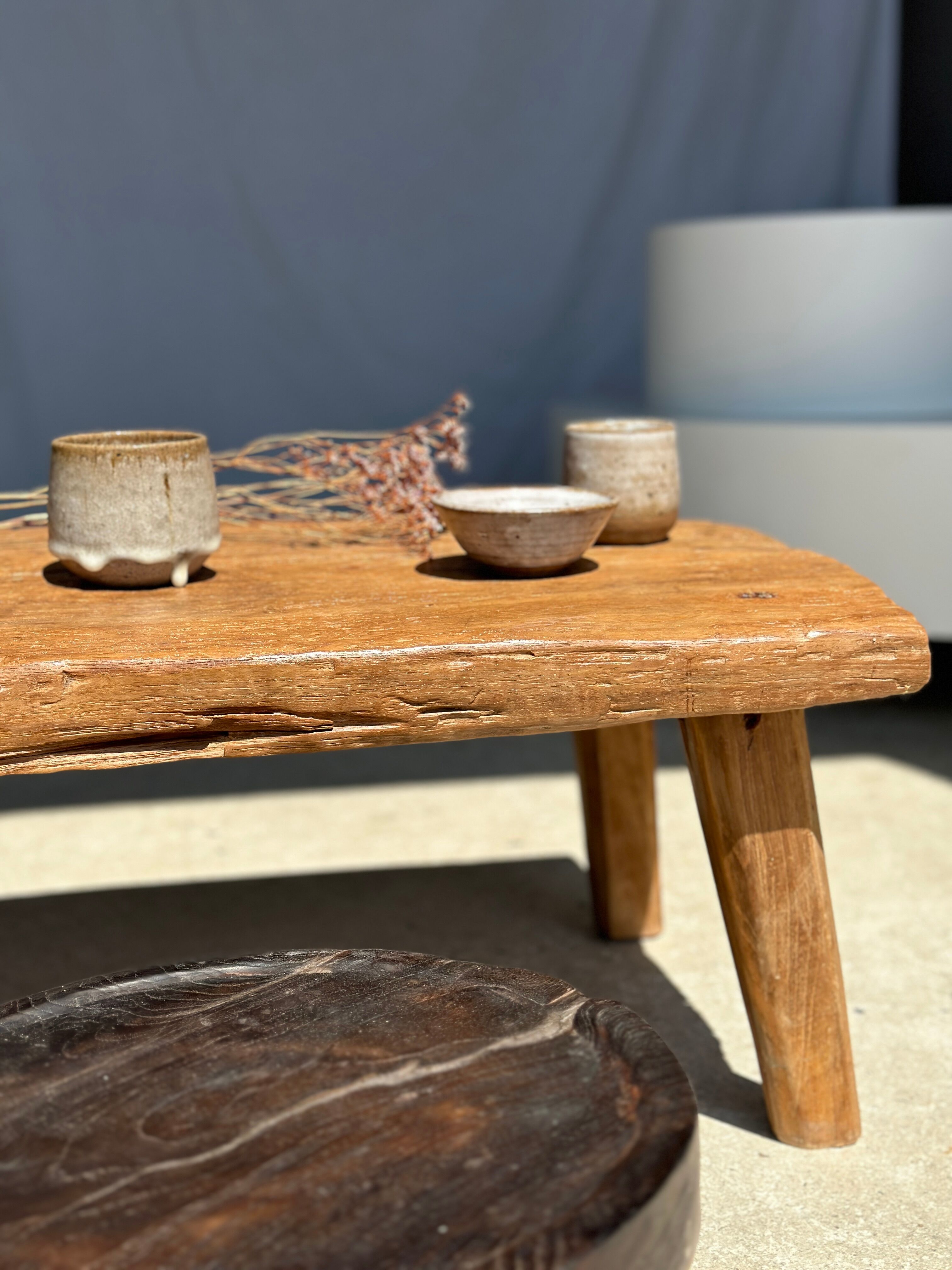 Coffee table in blond teak quadripod