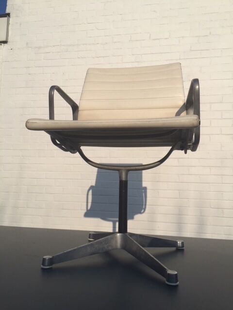 EA 107 armchair by Charles et Ray Eames for Herman Miller 1950