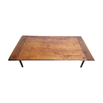 Table basse avec des pieds en métal noir