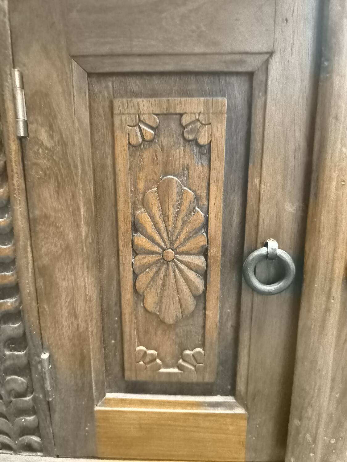 Meuble en bois sculpté