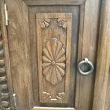 Meuble en bois sculpté