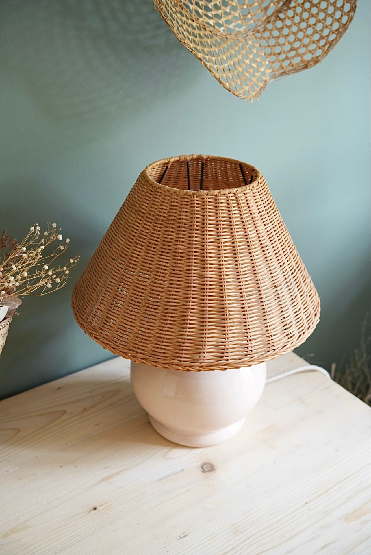 Ceramic and rattan table lamp
