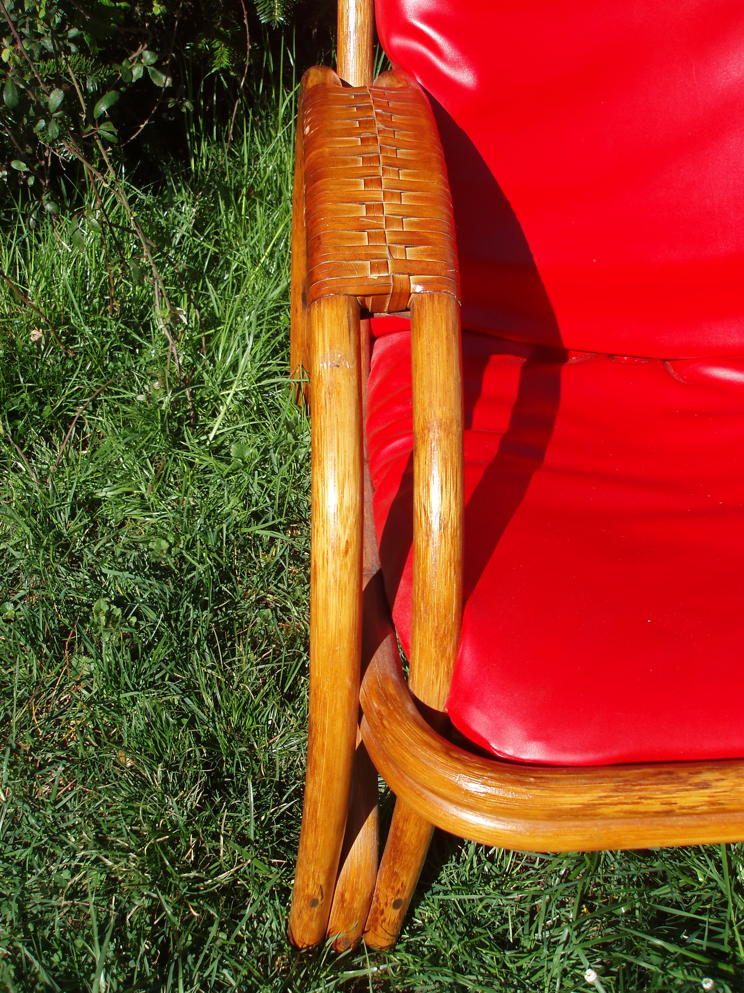 Fauteuil vintage rouge en rotin et skai rouge