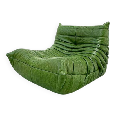 Fauteuil Togo en cuir vert forêt attribué à Michel Ducaroy pour Ligne Roset.